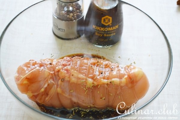 Рулет из куриного филе с шалфеем и сыром.