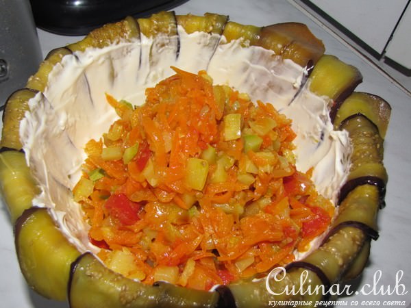 Баклажанный тортик с овощами.