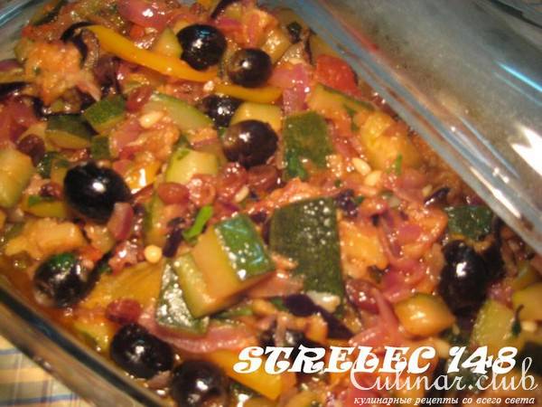 Капоната с кедровыми орехами и каперсами.