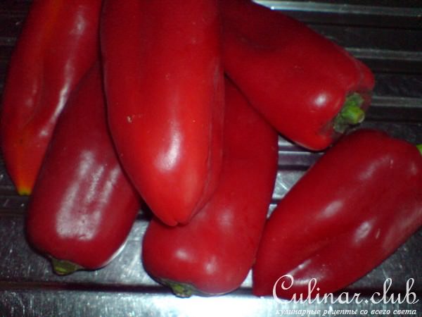 Перцы, фаршированные творожным сыром с зеленью и чесноком