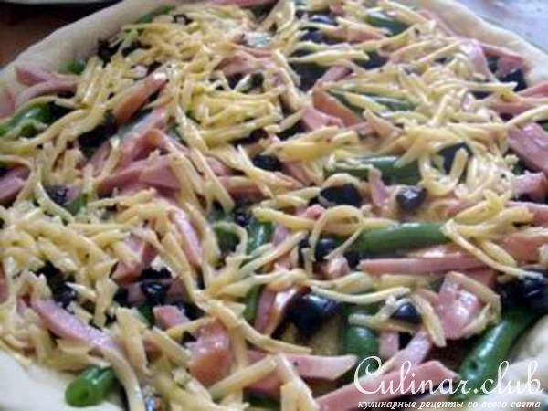 Ароматный пирог с баклажанами, зеленой фасолью и ветчиной.