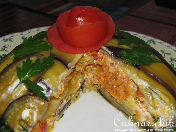 Баклажанный тортик с овощами.