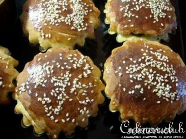 Булочки с начинкой из щавеля.