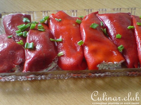 Перцы, фаршированные творожным сыром с зеленью и чесноком