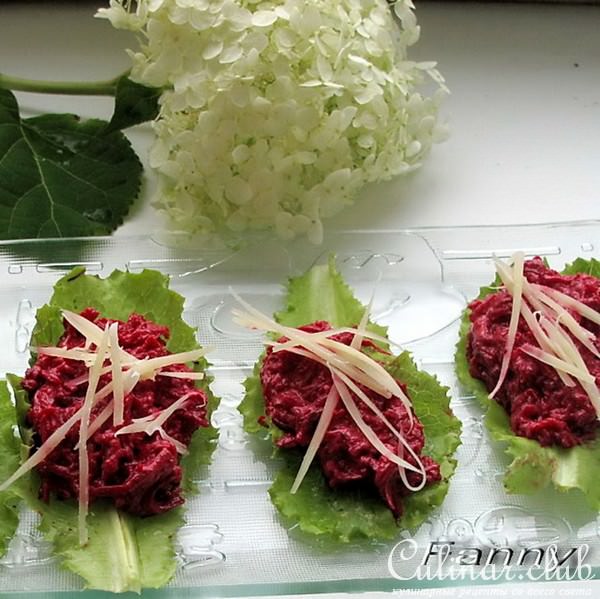 Салатные лодочки со свеклой и козьим сыром