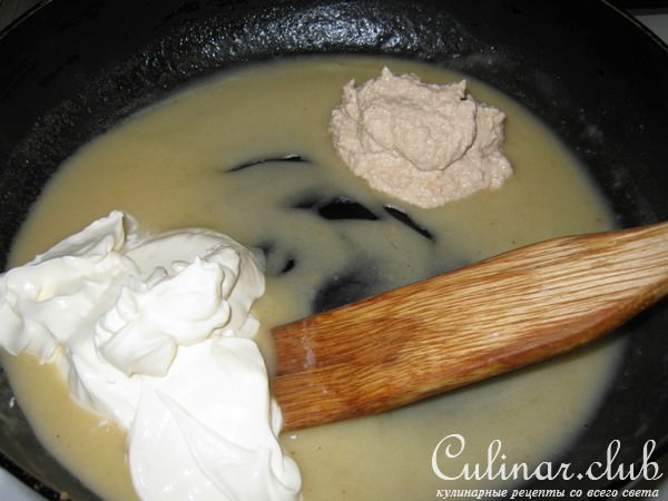Осетрина с соусом из хрена.