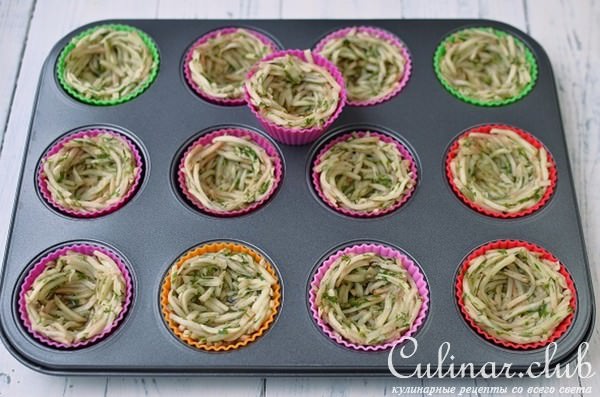 Картофельные корзиночки с селедкой и клюквой