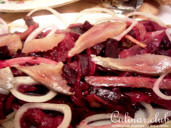 Салат из маринованной свеклы с сельдью и пикантной заправкой.