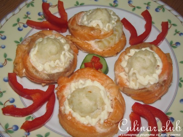 Завитки из красной и белой рыбы
