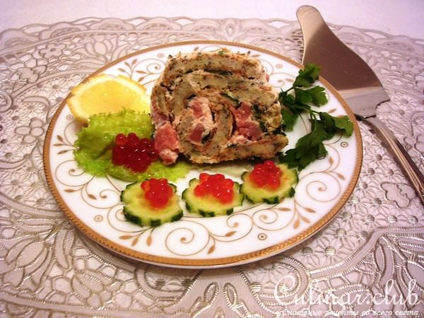 Праздничный кальмаровый рулет с семговым муссом.