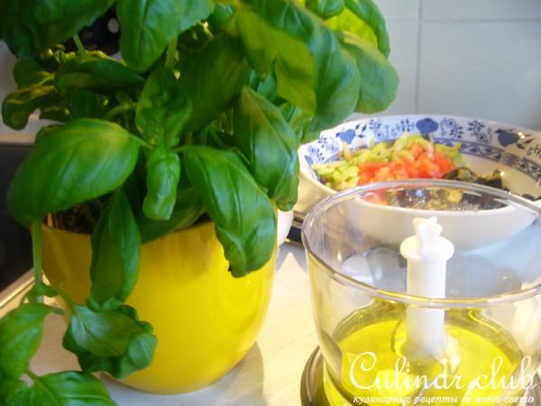 Баклажанная капоната (caponata) с морскими фруктами и базиликовым маслом