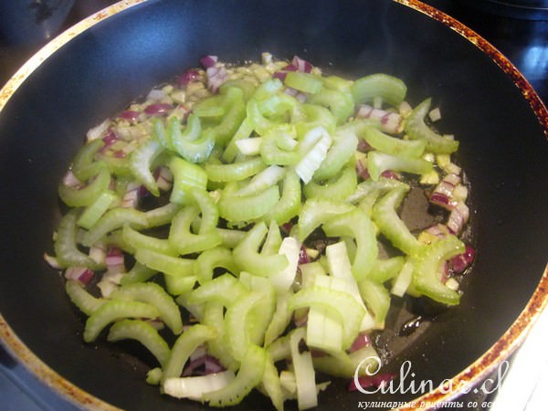 Баклажанная капоната (caponata) с морскими фруктами и базиликовым маслом