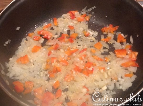 Рис по-китайски с курицей и креветками.