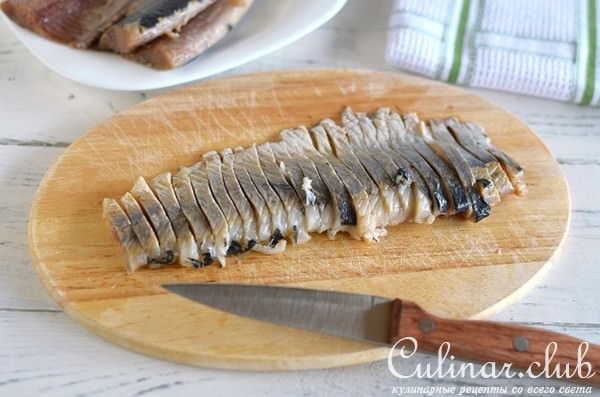 Картофельные корзиночки с селедкой и клюквой