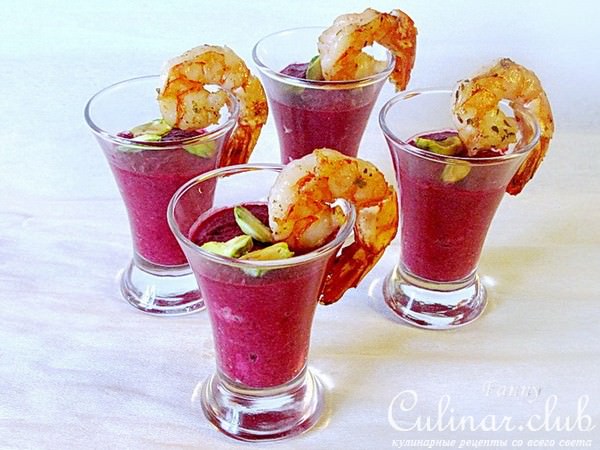 Свекольный мусс с жареными креветками