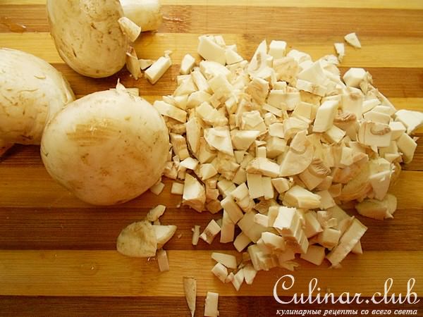 Рулет из поленты с грибами и томатным мармеладом.