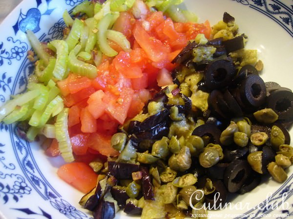 Баклажанная капоната (caponata) с морскими фруктами и базиликовым маслом