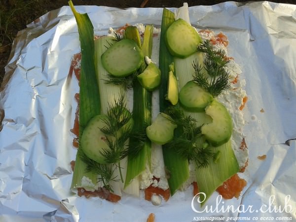Вкусный рулет из лосося с творогом, луком-пореем, авокадо и укропом.