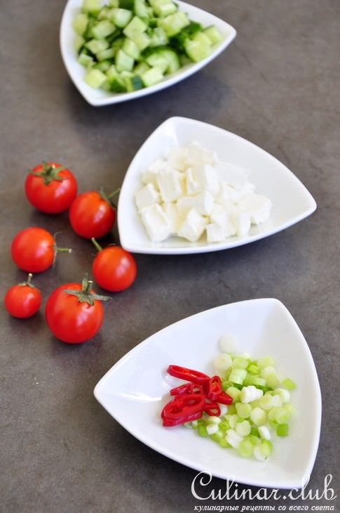 Салат из риса с креветками и овощами