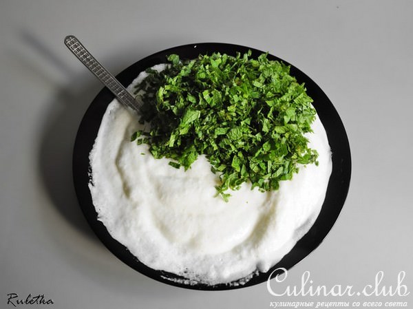 Ролл с мясом краба и муссом из йогурта и мяты.
