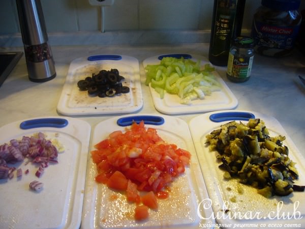 Баклажанная капоната (caponata) с морскими фруктами и базиликовым маслом