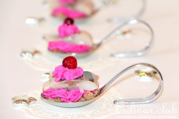 Порционная закуска с сельдью в стиле Amuse bouche