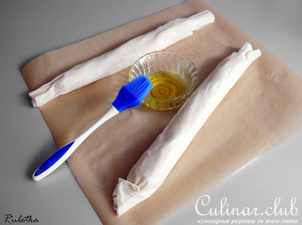 Ролл с мясом краба и муссом из йогурта и мяты.