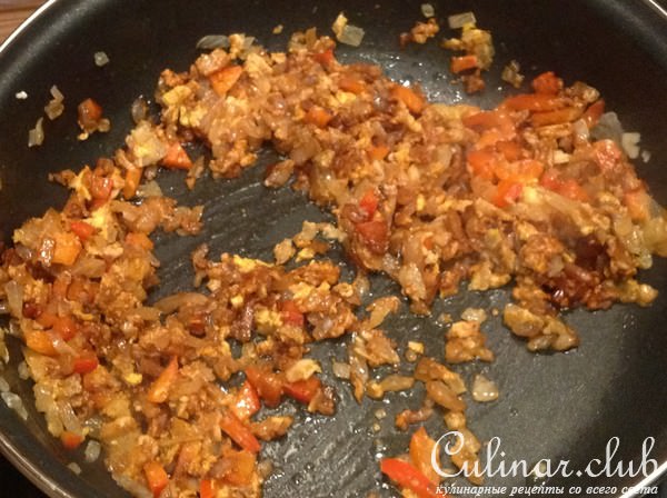 Рис по-китайски с курицей и креветками.