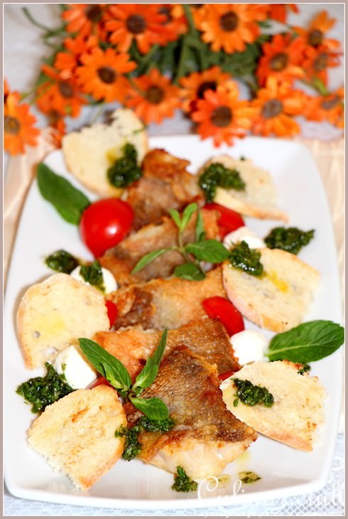 Хрустящий морской окунь с мятным соусом