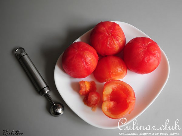 Жареные морские гребешки с помидорами конфи и спаржей.