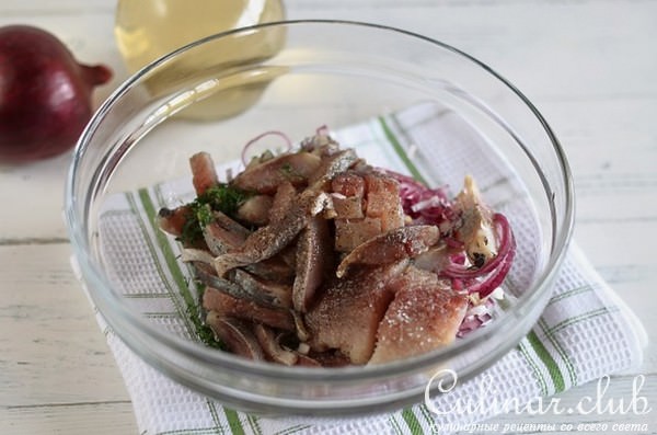 Картофельные корзиночки с селедкой и клюквой