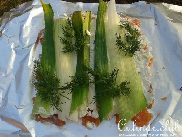 Вкусный рулет из лосося с творогом, луком-пореем, авокадо и укропом.