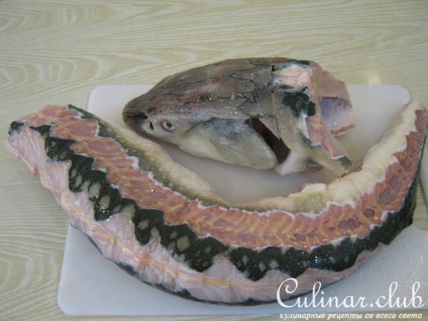 Осетрина с соусом из хрена.
