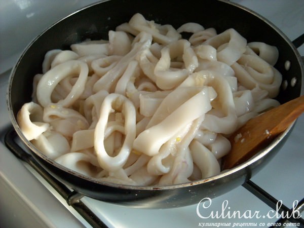 Маринованные кальмары с лимонной заправкой.