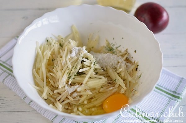 Картофельные корзиночки с селедкой и клюквой