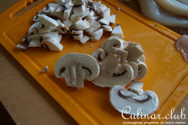 Салат с кальмарами и шампиньонами