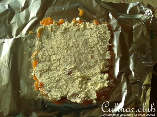Вкусный рулет из лосося с творогом, луком-пореем, авокадо и укропом.
