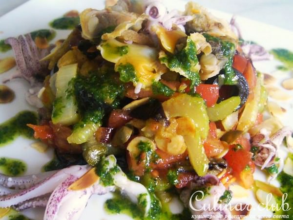 Баклажанная капоната (caponata) с морскими фруктами и базиликовым маслом