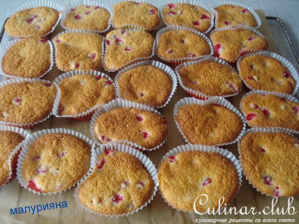 Мини-кексы с красной смородиной