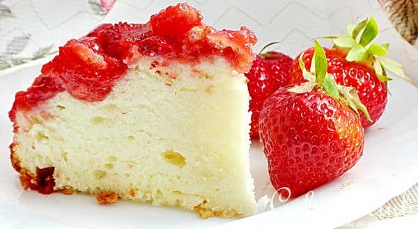 Перевернутый сливочно-кокосовый кекс с клубникой