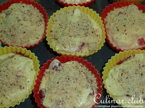 Маффины с камамбером и клюквой