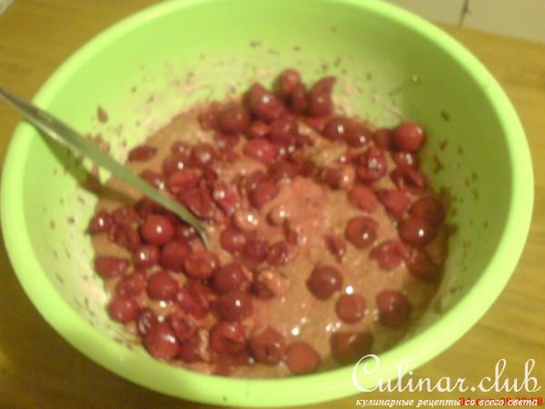 Шоколадный кекс с вишней