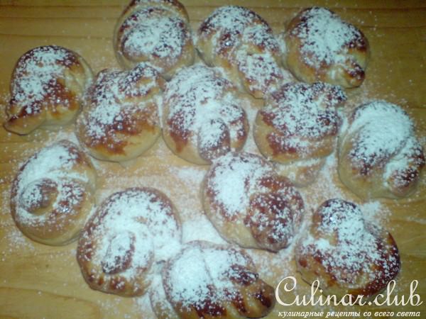Витушки имбирно-коричные со сливовым гарниром
