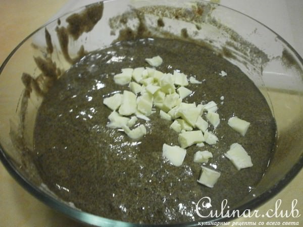 Капкейк из черёмуховой муки с каплями белого шоколада и сырным крем - пенкой