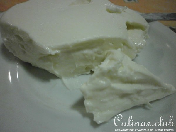 Капкейк из черёмуховой муки с каплями белого шоколада и сырным крем - пенкой