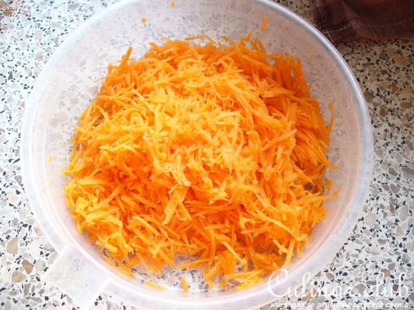 Тонкий морковный кекс с орешками