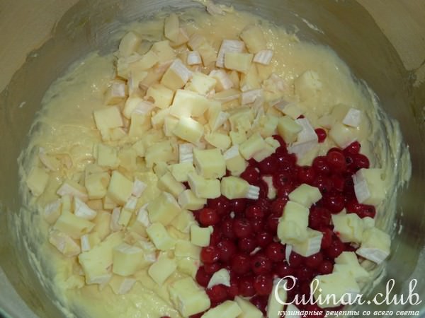 Маффины с камамбером и клюквой