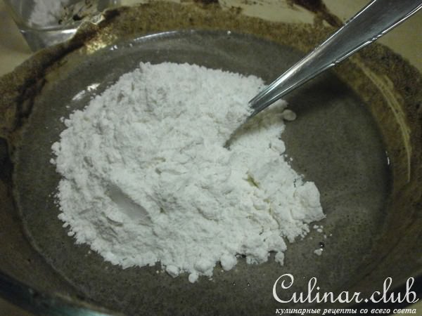 Капкейк из черёмуховой муки с каплями белого шоколада и сырным крем - пенкой