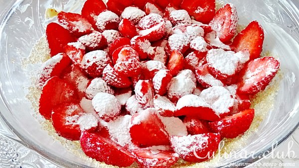 Перевернутый сливочно-кокосовый кекс с клубникой