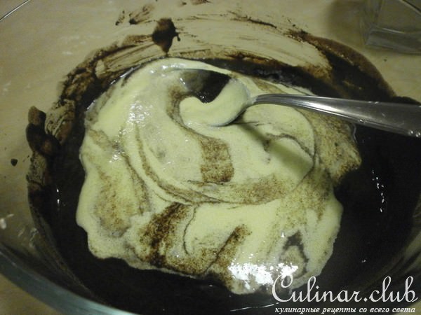 Капкейк из черёмуховой муки с каплями белого шоколада и сырным крем - пенкой